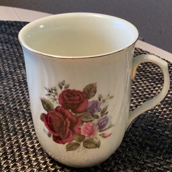 Elegant set of Four Coffee/Tea Mugs. - Picture 7 of 7